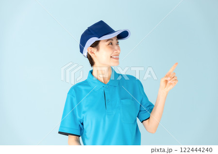 女性　宅配　指さし 122444240