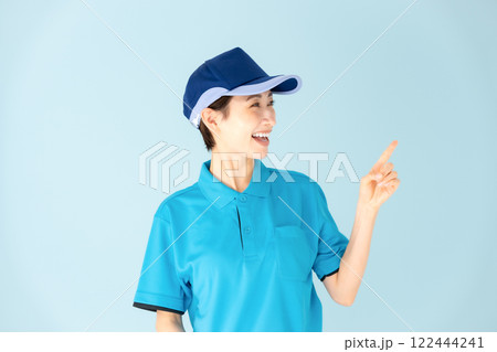 女性　宅配　指さし 122444241