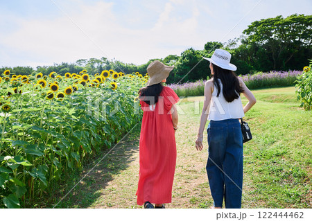 ひまわり畑と女性 ひまわり畑と女性 122444462