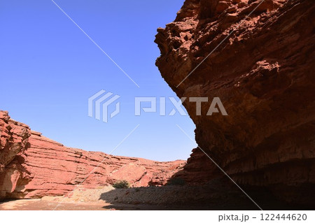 浸食と風食により形成された雄大な峡谷 122444620
