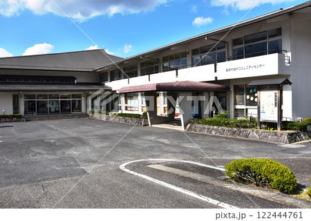 岐阜県恵那市　岩村コミュニティセンターと青空 122444761