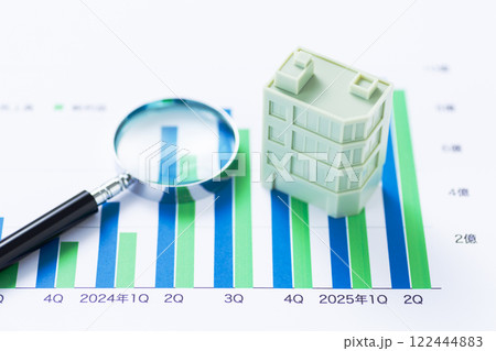 会社の業績グラフと企業ビルとルーペ 122444883