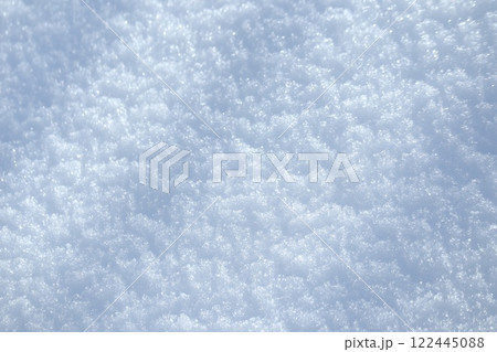 積もった雪の表面 122445088