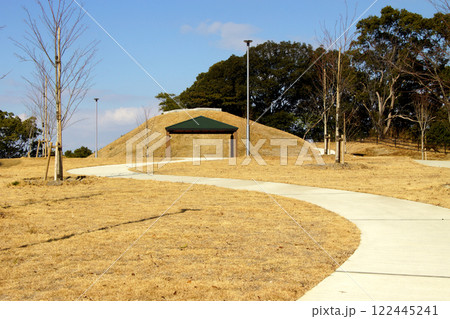 福岡県大牟田市　延命公園のウォ―キングコースの景観「宅ヶ峰古墳跡、展望の丘」 122445241