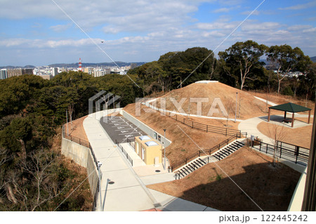 福岡県大牟田市　延命公園のウォ―キングコースの景観「宅ヶ峰古墳跡、展望の丘」 122445242