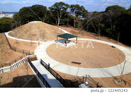 福岡県大牟田市　延命公園のウォ―キングコースの景観「宅ヶ峰古墳跡、展望の丘」 122445243
