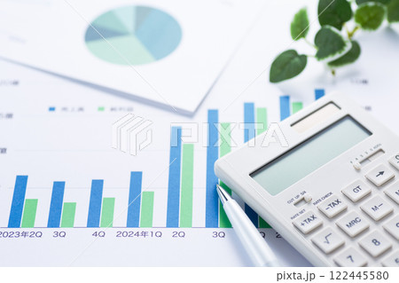 会社の業績グラフと電卓 122445580