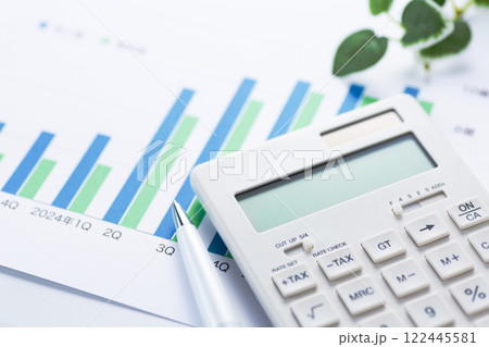 会社の業績グラフと電卓 122445581