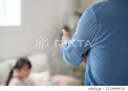 9歳の娘を叱るパパ 122446418