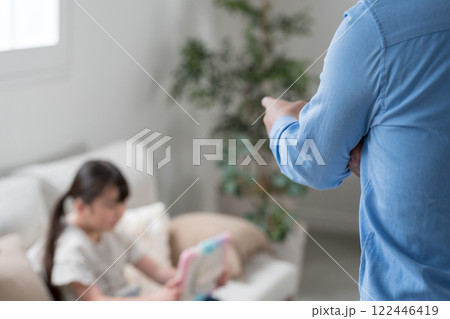 9歳の娘を叱るパパ 122446419