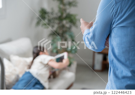 9歳の娘を叱るパパ 9歳の娘を叱るパパ 122446423