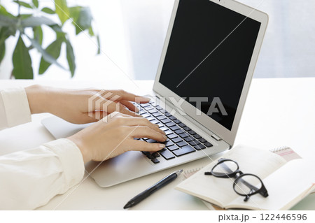 ノートパソコン ビジネス 女性 ノートパソコン ビジネス 女性 122446596