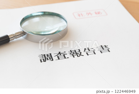 調査報告書と虫めがね　報告書表紙とルーペ 122446949