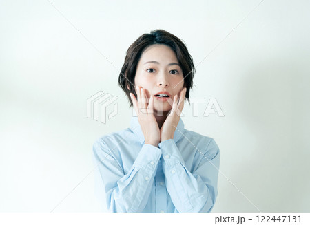 顎の周りを気にする女性 顎の周りを気にする女性 122447131