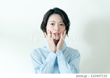 顎の周りを気にする女性 顎の周りを気にする女性 122447132