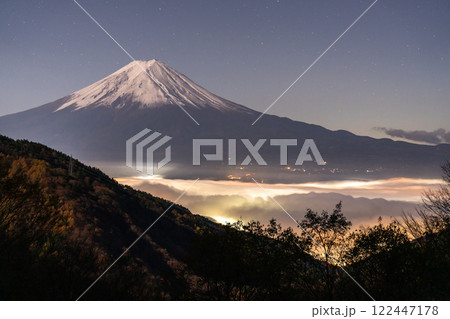《山梨県》雲海に浮かぶ秋の富士山 122447178