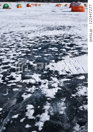 全面凍結した糠平湖のアイスバブルとワカサギ釣りのテント 全面凍結した糠平湖のアイスバブルとワカサギ釣りのテント 122447277