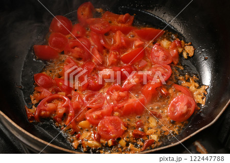 調理中のミニトマト 122447788