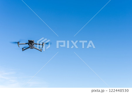 青空とドローン 122448530