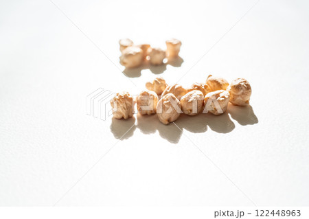 ひよこ豆　白背景 122448963