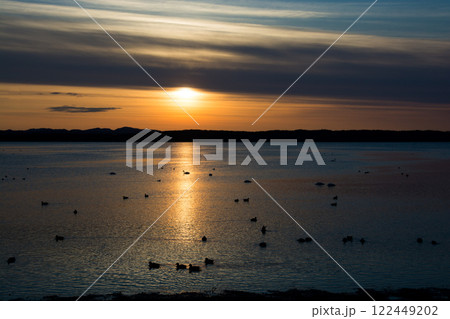 水鳥が浮かぶ美しい夕暮の湖 122449202