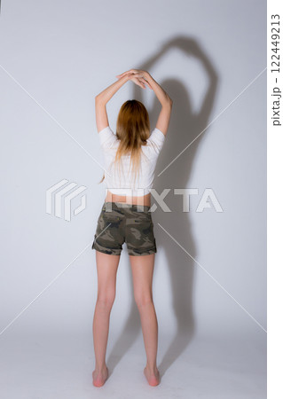 躍動的な女性後ろ姿 躍動的な女性後ろ姿 122449213