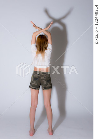 躍動的な女性後ろ姿 躍動的な女性後ろ姿 122449214