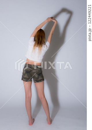 躍動的な女性後ろ姿 躍動的な女性後ろ姿 122449221