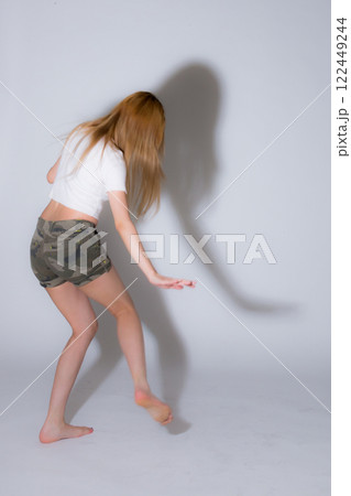 躍動的な女性後ろ姿 躍動的な女性後ろ姿 122449244