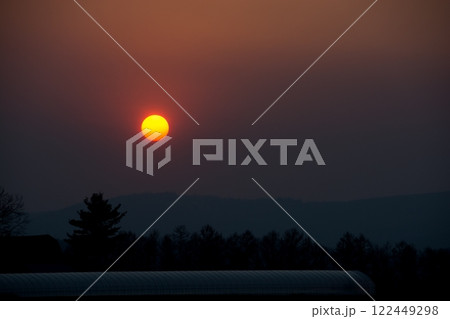 美しい春霞がかかった夕暮れ 122449298