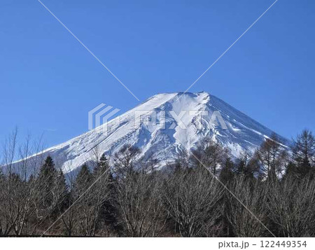 雄大な富士山の姿 - 冬の青空と雪景色 雄大な富士山の姿 - 冬の青空と雪景色 122449354