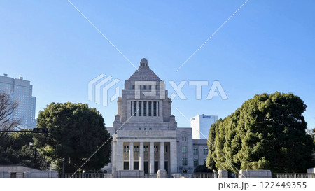 青空に映える国会議事堂 - 日本の政治の中心 122449355