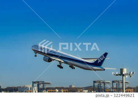 羽田空港から離陸するジェット旅客機 122449621