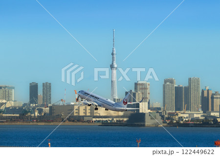 羽田空港から離陸するジェット旅客機とスカイツリー 122449622