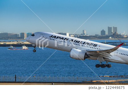 羽田空港から離陸するジェット旅客機 122449875
