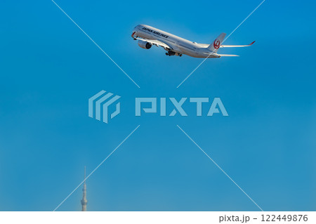 羽田空港から離陸したジェット旅客機とスカイツリー 122449876