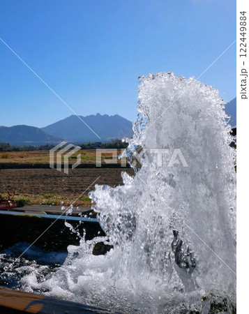 阿蘇の豊富な地下水と根子岳　（熊本県阿蘇市） 122449884