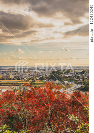 浜松市の鳥羽山公園展望台から見た夕方の紅葉と街並み(静岡県) 122450249