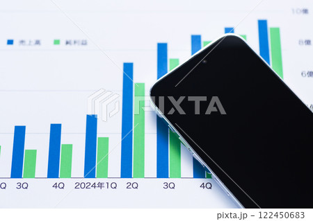 会社の業績グラフとスマートフォン 122450683
