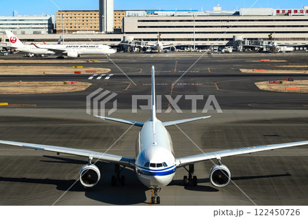 羽田空港でタキシングするジェット旅客機 羽田空港でタキシングするジェット旅客機 122450726
