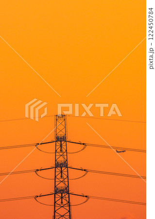 日本の東京都市景観 飛行機やオレンジ色に染まる空…鉄塔や送電線などを望む＝令和7年1月30日 122450784