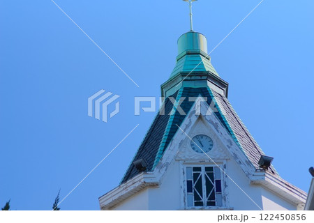 快晴の空に映える山手十番館のクラシックな建築美 122450856