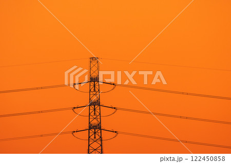 日本の東京都市景観 オレンジ色に染まる空…鉄塔や送電線などを望む＝令和7年1月30日 122450858