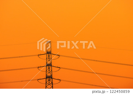 日本の東京都市景観 オレンジ色に染まる空…鉄塔や送電線などを望む＝令和7年1月30日 122450859