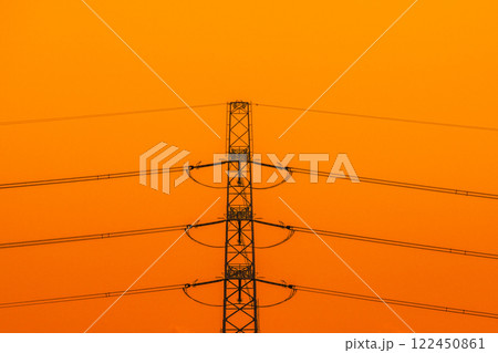日本の東京都市景観 オレンジ色に染まる空…鉄塔や送電線などを望む=令和7年1月30日 日本の東京都市景観 オレンジ色に染まる空…鉄塔や送電線などを望む=令和7年1月30日 122450861