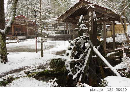 冬の奥飛騨温泉郷 雪化粧した鈴虫水車と神社の風景 122450920