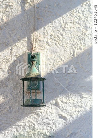 山手111番館の白壁に灯るレトロなランタン 山手111番館の白壁に灯るレトロなランタン 122451048