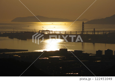 香川県坂出市 夕暮れに白峰展望台から瀬戸大橋方面を望む 香川県坂出市 夕暮れに白峰展望台から瀬戸大橋方面を望む 122451049