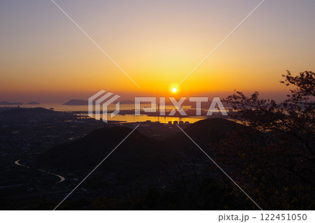 香川県坂出市　夕暮れに白峰展望台から瀬戸大橋方面を望む 122451050