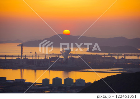 香川県坂出市　夕暮れに白峰展望台から瀬戸大橋方面を望む 122451051